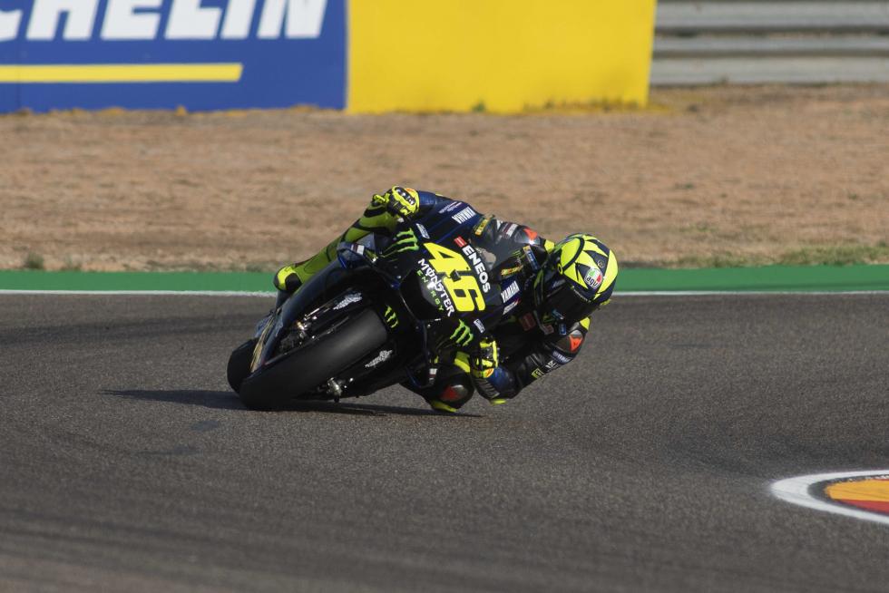 El español Marc Márquez (Repsol Honda RC 213 V) lideró con autoridad la primera jornada de entrenamientos del Gran Premio de Aragón de MotoGP en el circuito Motorland de Alcañiz en la que se pudo apreciar que los principales pilotos de Yamaha se perfilan con sus principales rivales.