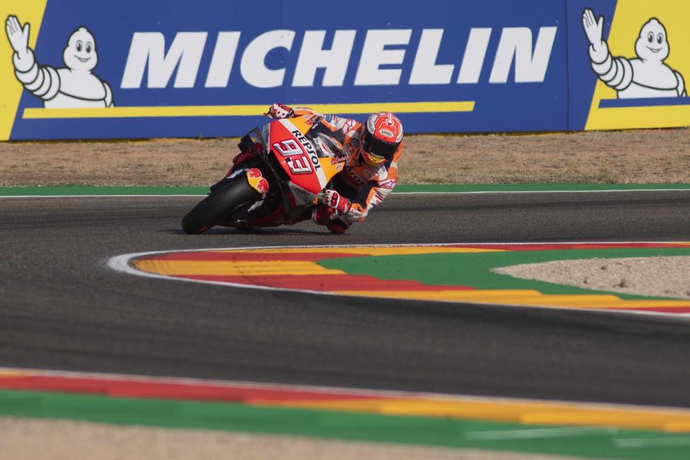 El español Marc Márquez (Repsol Honda RC 213 V) lideró con autoridad la primera jornada de entrenamientos del Gran Premio de Aragón de MotoGP en el circuito Motorland de Alcañiz en la que se pudo apreciar que los principales pilotos de Yamaha se perfilan con sus principales rivales.