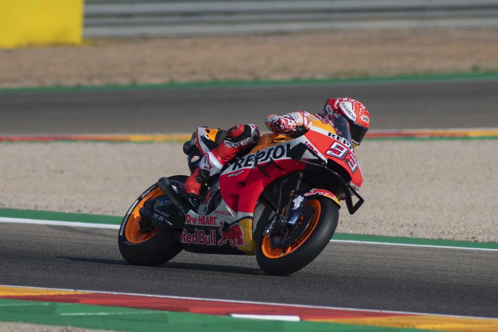 El español Marc Márquez (Repsol Honda RC 213 V) lideró con autoridad la primera jornada de entrenamientos del Gran Premio de Aragón de MotoGP en el circuito Motorland de Alcañiz en la que se pudo apreciar que los principales pilotos de Yamaha se perfilan con sus principales rivales.