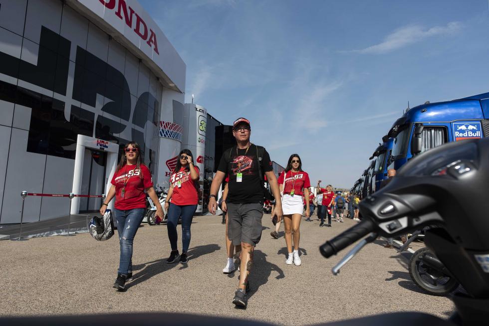 El español Marc Márquez (Repsol Honda RC 213 V) lideró con autoridad la primera jornada de entrenamientos del Gran Premio de Aragón de MotoGP en el circuito Motorland de Alcañiz en la que se pudo apreciar que los principales pilotos de Yamaha se perfilan con sus principales rivales.