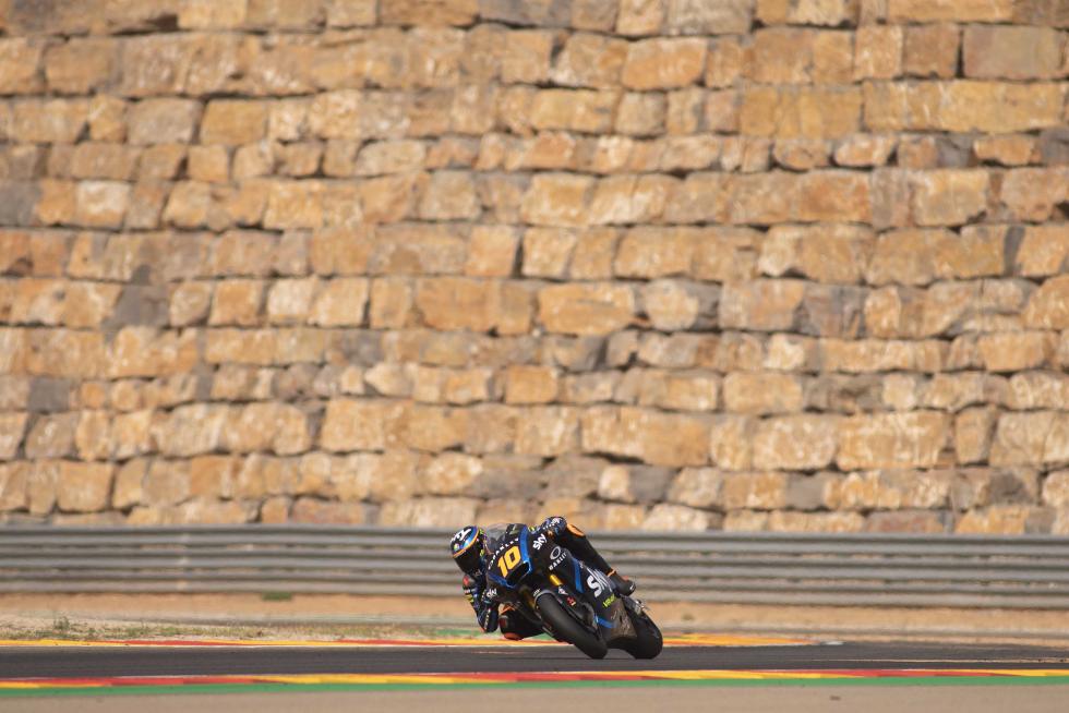 El español Marc Márquez (Repsol Honda RC 213 V) lideró con autoridad la primera jornada de entrenamientos del Gran Premio de Aragón de MotoGP en el circuito Motorland de Alcañiz en la que se pudo apreciar que los principales pilotos de Yamaha se perfilan con sus principales rivales.