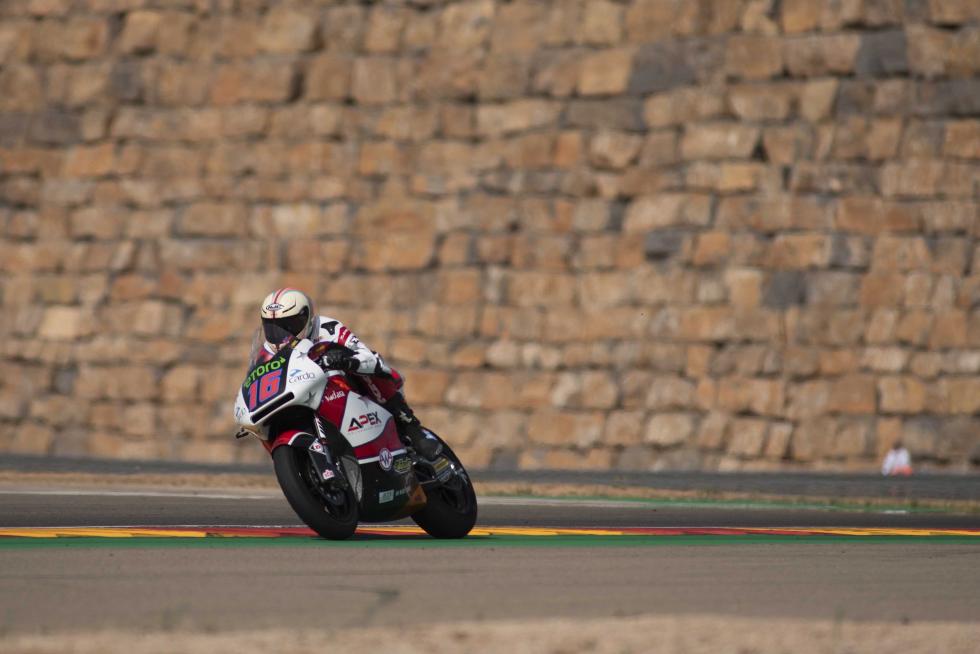 El español Marc Márquez (Repsol Honda RC 213 V) lideró con autoridad la primera jornada de entrenamientos del Gran Premio de Aragón de MotoGP en el circuito Motorland de Alcañiz en la que se pudo apreciar que los principales pilotos de Yamaha se perfilan con sus principales rivales.