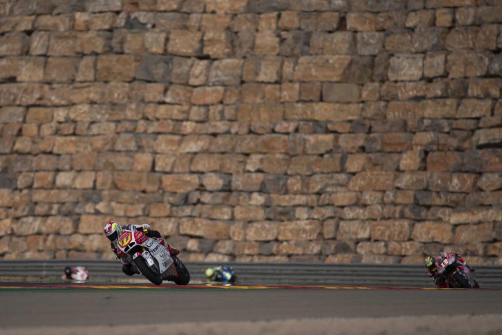 El español Marc Márquez (Repsol Honda RC 213 V) lideró con autoridad la primera jornada de entrenamientos del Gran Premio de Aragón de MotoGP en el circuito Motorland de Alcañiz en la que se pudo apreciar que los principales pilotos de Yamaha se perfilan con sus principales rivales.