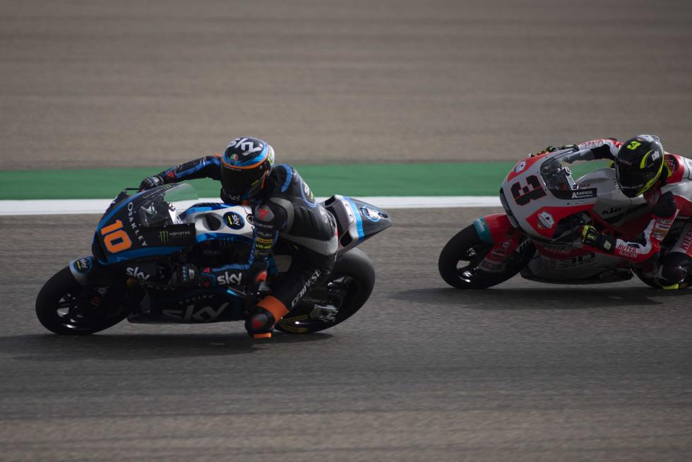 El español Marc Márquez (Repsol Honda RC 213 V) lideró con autoridad la primera jornada de entrenamientos del Gran Premio de Aragón de MotoGP en el circuito Motorland de Alcañiz en la que se pudo apreciar que los principales pilotos de Yamaha se perfilan con sus principales rivales.