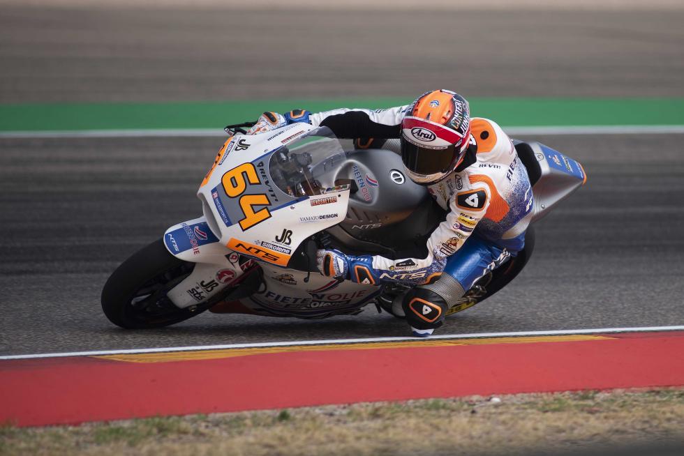 El español Marc Márquez (Repsol Honda RC 213 V) lideró con autoridad la primera jornada de entrenamientos del Gran Premio de Aragón de MotoGP en el circuito Motorland de Alcañiz en la que se pudo apreciar que los principales pilotos de Yamaha se perfilan con sus principales rivales.