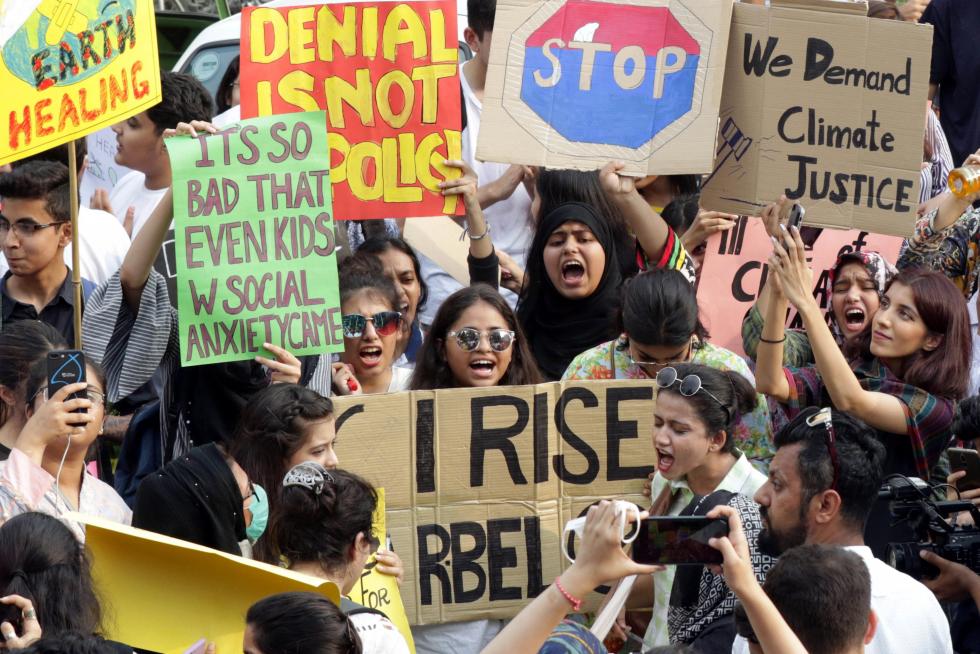 Torino (Italy), 20/09/2019.- Friday for Future activists demonstrate during a global strike of young people to raise awareness of the importance of the environment within the Climate action week at Castello square, Turin, Italy, 20 September 2019. (Italia) EFE/EPA/Tino Romano Friday for Future climate strike in Turin