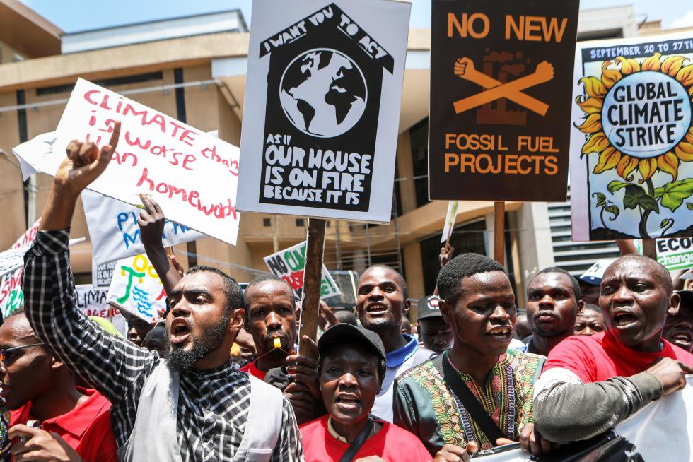 Bangalore (India), 20/09/2019.- Indian students and members of different non-governmental organistation hold posters and wear protective mask, as they take part in a strike day to protest climate change in Bangalore, India, 20 September 2019. Millions of people around the world are taking part in protests demanding action on climate issues. The Global Strike For Climate is being held only days ahead of the scheduled United Nations Climate Change Summit in New York. (Protestas, Nueva York) EFE/EPA/JAGADEESH NV Global Climate protest in Bangalore