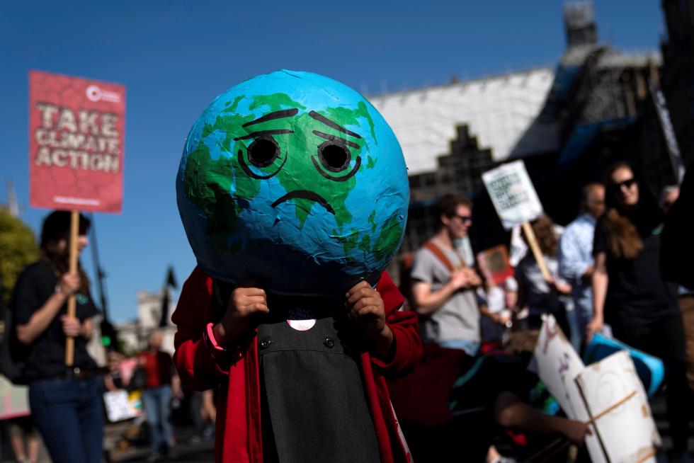 Nairobi (Kenya), 20/09/2019.- Hundreds of youths and students shout slogans and hold placards during a protest against climate change outside Kenya's Environment Ministry offices in Nairobi, Kenya, 20 September 2019. Millions of people around the world are taking part in protests demanding action on climate issues. The Global Strike For Climate is being held only days ahead of the scheduled United Nations Climate Change Summit in New York. (Protestas, Kenia, Nueva York) EFE/EPA/DANIEL IRUNGU Global Climate Strike in Kenya