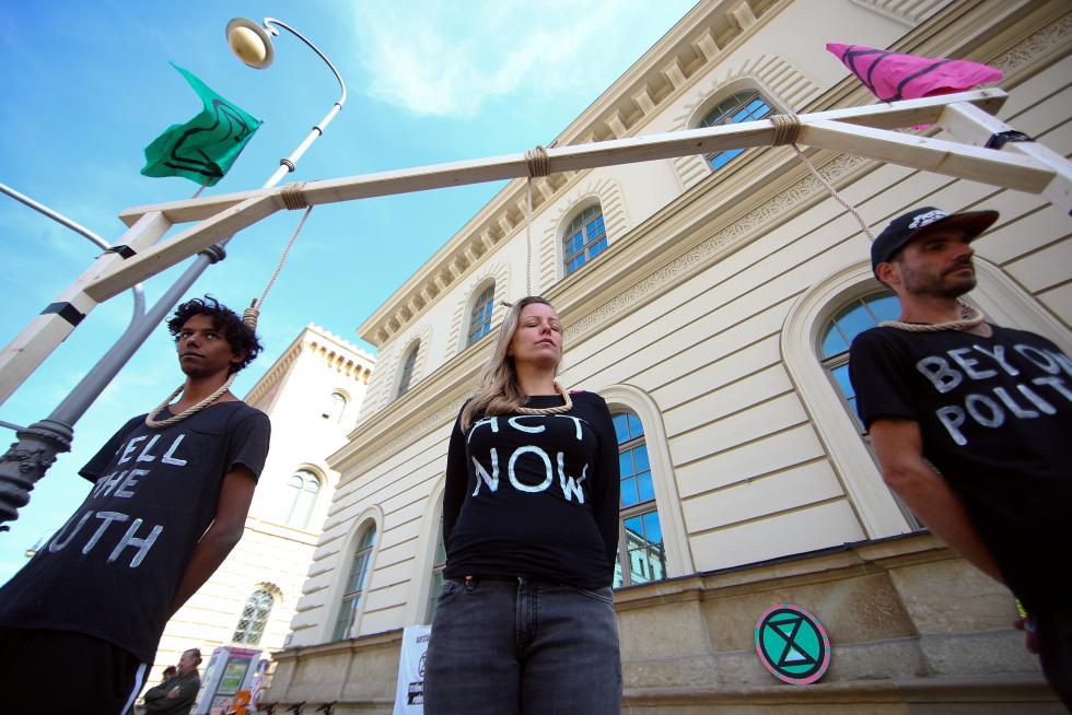 Munich (Germany), 20/09/2019.- Demonstrators gather during a global climate strike demonstration in Munich, Germany, 20 September 2019. Millions of people around the world are taking part in protests demanding action on climate issues. (Protestas, Alemania) EFE/EPA/PHILIPP GUELLAND Global climate strike in Munich
