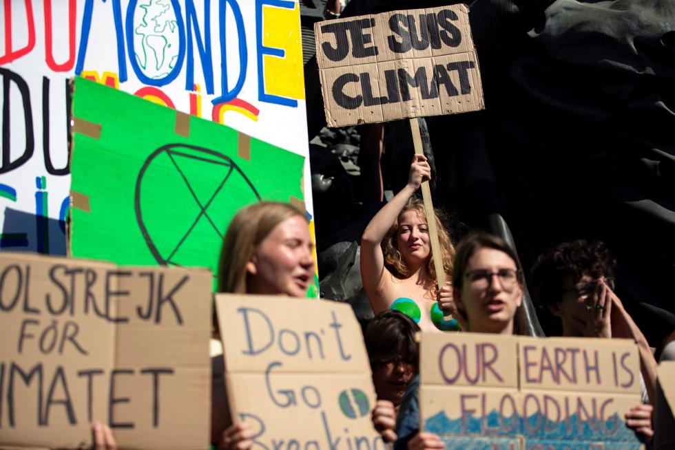 Berlin (Germany), 20/09/2019.- Protesters attend a demonstration at the Victory Column as a part of the Fridays for Future global climate strike in Berlin, Germany, 20 September 2019. Millions of people around the world are taking part in protests demanding action on climate issues. The Global Strike For Climate is being held only days ahead of the scheduled United Nations Climate Change Summit in New York. (Protestas, Alemania, Nueva York) EFE/EPA/HAYOUNG JEON Global climate strike in Berlin