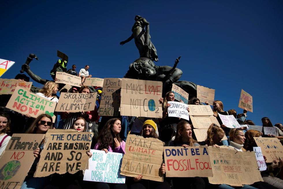 Paris (France), 20/09/2019.- Protesters gather during a global climate strike demonstration in Paris, France, 20 September 2019. Millions of people around the world are taking part in protests demanding action on climate issues. (Protestas, Francia) EFE/EPA/IAN LANGSDON Global climate strike in Paris
