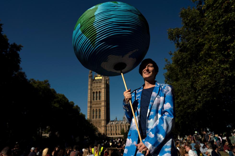Paris (France), 20/09/2019.- Protesters gather during a global climate strike demonstration in Paris, France, 20 September 2019. Millions of people around the world are taking part in protests demanding action on climate issues. (Protestas, Francia) EFE/EPA/IAN LANGSDON Global climate strike in Paris