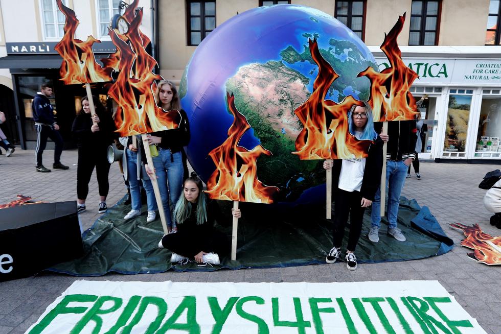 London (United Kingdom), 20/09/2019.- A protester poses for a photograph during a demonstration as a part of the Fridays for Future global climate strike in Central London, Britain, 20 September 2019. Millions of people around the world are taking part in protests demanding action on climate issues. The Global Strike For Climate is being held only days ahead of the scheduled United Nations Climate Change Summit in New York. (Protestas, Reino Unido, Londres, Nueva York) EFE/EPA/WILL OLIVER Global climate strike in London