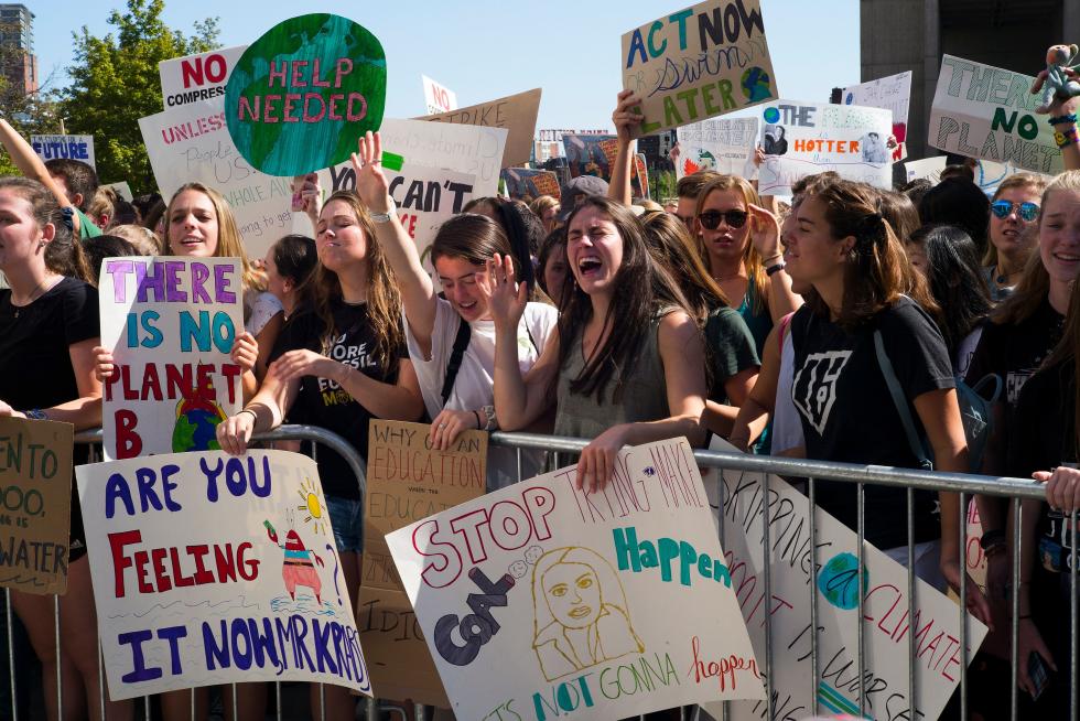 Zagreb (Croatia), 20/09/2019.- Croatian students and citizens protest against climate politics in downtown Zagreb, Croatia 20 September 2019. Several thousands Croatian students gathered today to protest against climate politics amongst 50 nations all over the world. (Protestas, Croacia, Estados Unidos) EFE/EPA/ANTONIO BAT Global climate strike in Croatia