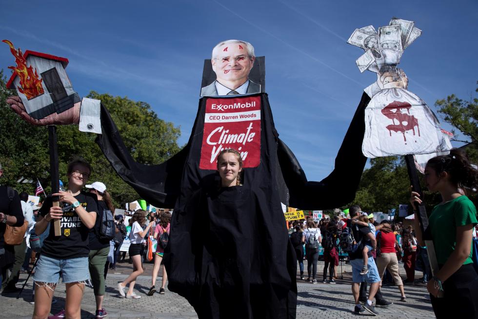 Washington (United States), 20/09/2019.- Youths walk down Pennsylvania Avenue while participating in the DC Climate Strike March in Washington, DC, USA, 20 September 2019. Millions of people around the world are taking part in protests demanding action on climate issues. The Global Strike For Climate is being held only days ahead of the scheduled United Nations Climate Change Summit in New York. (Protestas, Estados Unidos, Nueva York) EFE/EPA/MICHAEL REYNOLDS Global Climate Strike in Washington DC