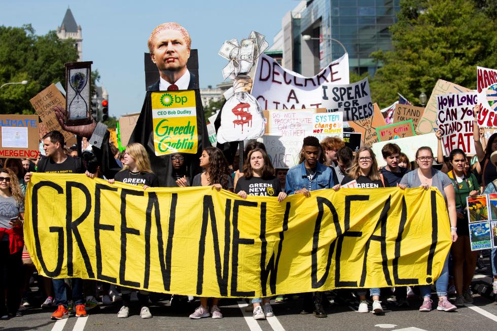 Washington (United States), 20/09/2019.- A balloon depicts US President Donald J. Trump as participants walk down Pennsylvania Avenue during the DC Climate Strike March in Washington, DC, USA, 20 September 2019. Millions of people around the world are taking part in protests demanding action on climate issues. The Global Strike For Climate is being held only days ahead of the scheduled United Nations Climate Change Summit in New York. (Protestas, Estados Unidos, Nueva York) EFE/EPA/MICHAEL REYNOLDS Global Climate Strike in Washington DC