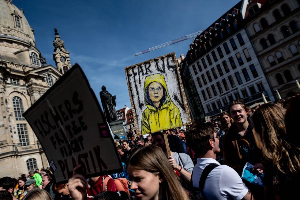 Washington (United States), 20/09/2019.- A youth holds up a sign that depicts US President Donald J. Trump at the West Front of the US Capitol during the DC Climate Strike March in Washington, DC, USA, 20 September 2019. Millions of people around the world are taking part in protests demanding action on climate issues. The Global Strike For Climate is being held only days ahead of the scheduled United Nations Climate Change Summit in New York. (Protestas, Estados Unidos, Nueva York) EFE/EPA/MICHAEL REYNOLDS Global Climate Strike in Washington DC