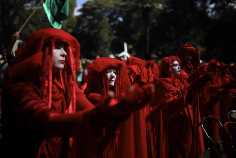 Dresden (Germany), 20/09/2019.- Students take part in a global demonstration against climate change in Dresden, Germany, 20 September 2019. Millions of people around the world are taking part in protests demanding action on climate issues. The Global Strike For Climate is being held only days ahead of the scheduled United Nations Climate Change Summit in New York. (Protestas, Alemania, Dresde, Nueva York) EFE/EPA/FILIP SINGER Global Fridays For Future demonstration in Dresden