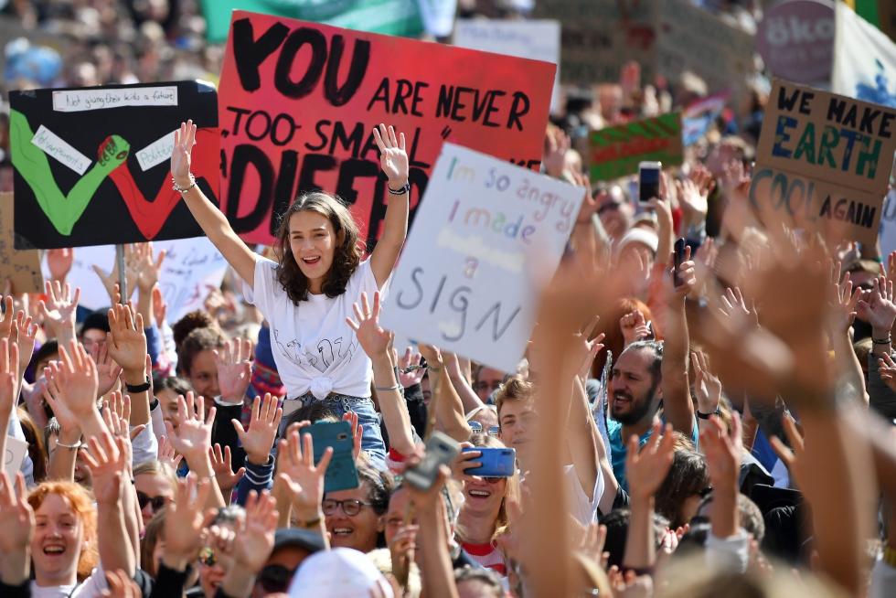 Dresden (Germany), 20/09/2019.- Students take part in a global demonstration against climate change in Dresden, Germany, 20 September 2019. Millions of people around the world are taking part in protests demanding action on climate issues. The Global Strike For Climate is being held only days ahead of the scheduled United Nations Climate Change Summit in New York. (Protestas, Alemania, Dresde, Nueva York) EFE/EPA/FILIP SINGER Global Fridays For Future demonstration in Dresden