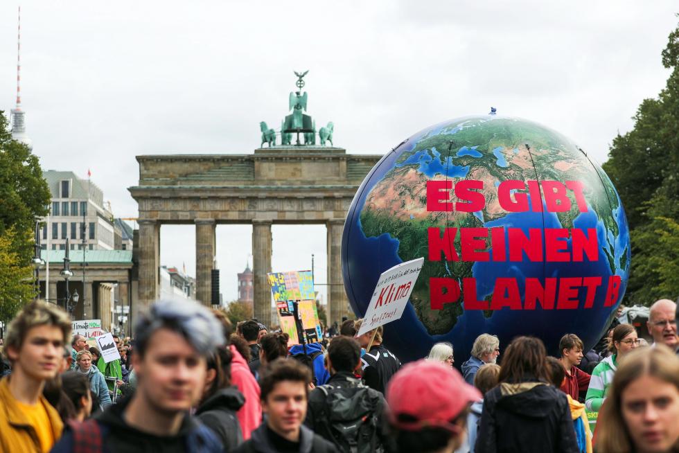 Dresden (Germany), 20/09/2019.- Students take part in a global demonstration against climate change in Dresden, Germany, 20 September 2019. Millions of people around the world are taking part in protests demanding action on climate issues. The Global Strike For Climate is being held only days ahead of the scheduled United Nations Climate Change Summit in New York. (Protestas, Alemania, Dresde, Nueva York) EFE/EPA/FILIP SINGER Global Fridays For Future demonstration in Dresden