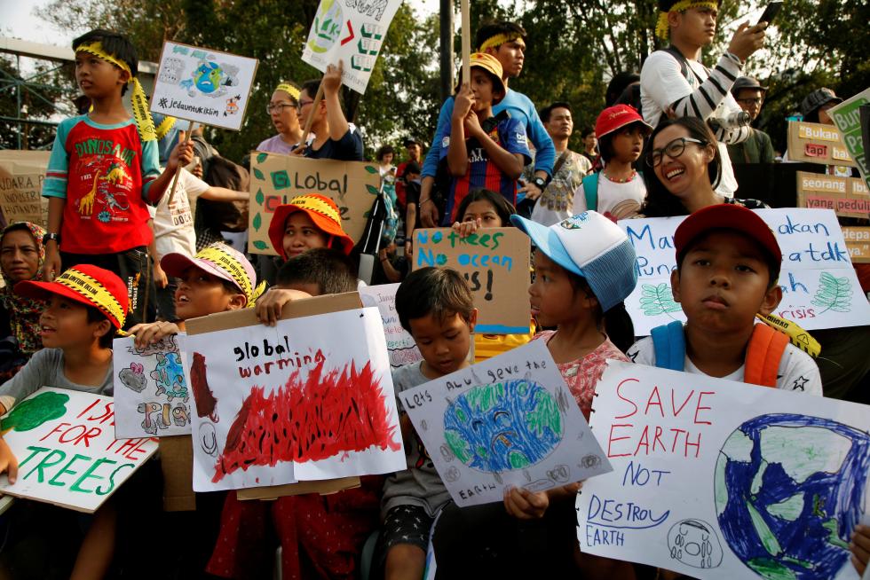 Dresden (Germany), 20/09/2019.- Students take part in a global demonstration against climate change in Dresden, Germany, 20 September 2019. Millions of people around the world are taking part in protests demanding action on climate issues. The Global Strike For Climate is being held only days ahead of the scheduled United Nations Climate Change Summit in New York. (Protestas, Alemania, Dresde, Nueva York) EFE/EPA/FILIP SINGER Global Fridays For Future demonstration in Dresden