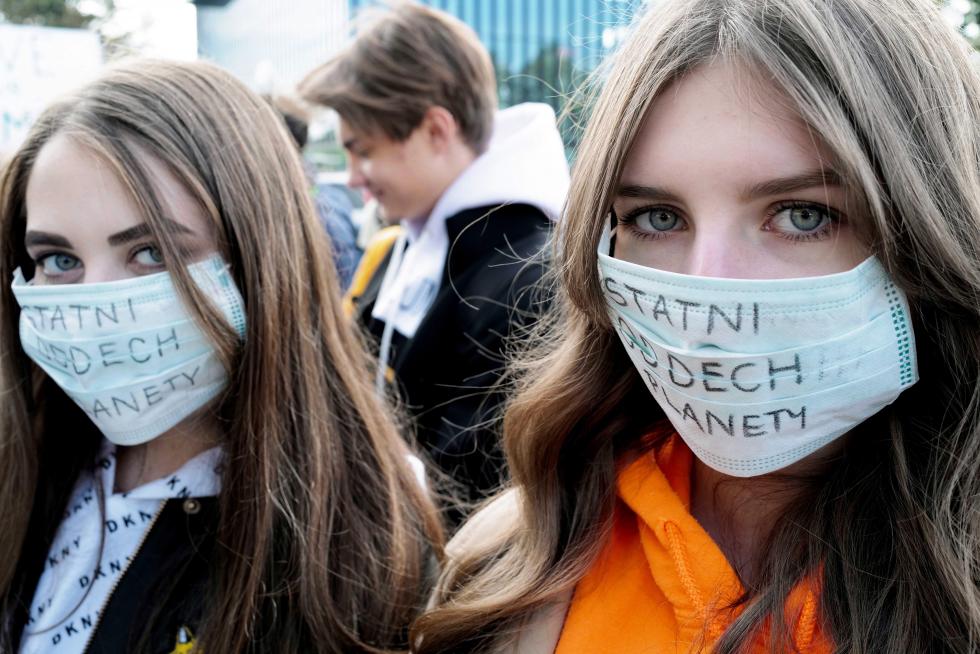 Dresden (Germany), 20/09/2019.- Students take part in a global demonstration against climate change in Dresden, Germany, 20 September 2019. Millions of people around the world are taking part in protests demanding action on climate issues. The Global Strike For Climate is being held only days ahead of the scheduled United Nations Climate Change Summit in New York. (Protestas, Alemania, Dresde, Nueva York) EFE/EPA/FILIP SINGER Global Fridays For Future demonstration in Dresden