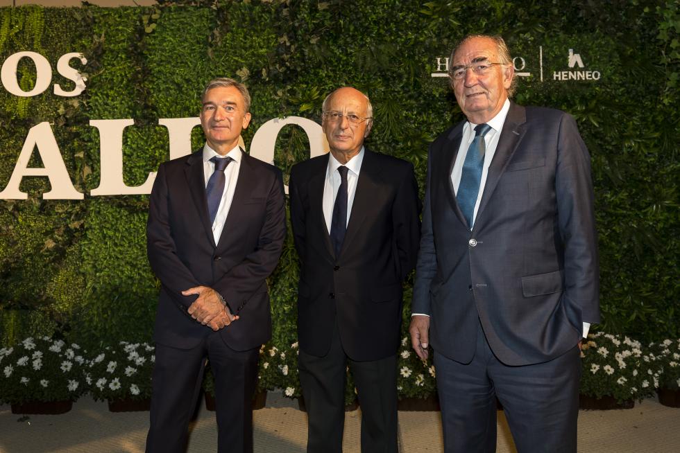 Ibercaja. Víctor Iglesias (consejero delegado de Ibercaja Banco), José Luis Aguirre (presidente de Ibercaja Banco) y Amado Franco (presidente de la Fundación Ibercaja), momentos antes de la entrega de galardones.