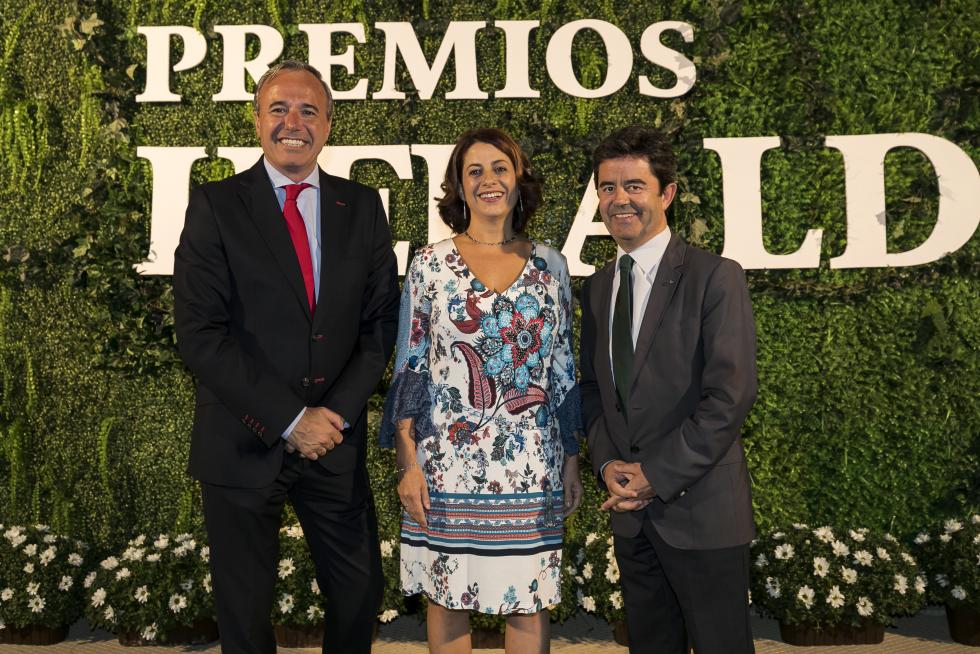 Los alcaldes de las tres capitales. Jorge Azcón, alcalde de Zaragoza; Emma Buj, alcaldesa de Teruel, y Luis Felipe, alcalde de Huesca, representaron a las principales ciudades aragonesas durante la gala de los Premios HERALDO.