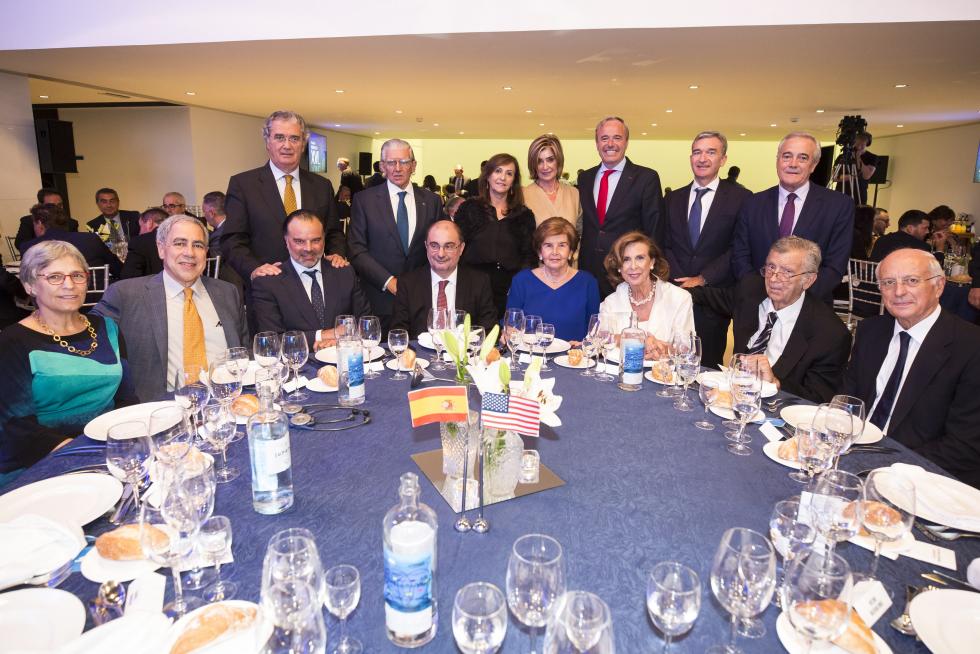 Mesa Antonio Mompeón. De pie, de izquierda a derecha, Alfonso Soláns, Fernando de Yarza Mompeón, Carmen Sánchez Pérez, Isabel Mangas, Jorge Azcón, Víctor Iglesias y Javier Sada. Sentados, Anne Golden, Michael Golden, Fernando de Yarza López-Madrazo, Javier Lambán, Pilar de Yarza, Natividad Cañada, José Luis Monaj y José Luis Aguirre.