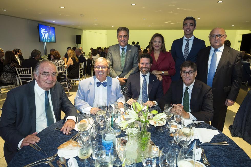 Mesa Camilo José Cela. De pie, de izquierda a derecha, Ramón Alejandr oBalet, Mayte Pérez, Álvaro Soláns y Honorio Romero. Sentados, Amado Franco, Ángel Dolado, Íñigo de Yarza y Arturo Aliaga.