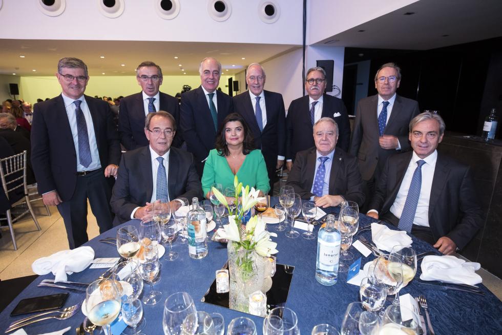 Mesa Jacinto Benavente. De pie, desde la izquierda, Vicente Guillén, Luis M. Beamonte, José L. Rodrigo, Manuel Pizarro, Manuel Teruel y Virgilio Sagués. Sentados, Carlos Pérez Anadón, Paloma de Yarza, Miguel Gracia Ferrer y Alfonso Sesé.