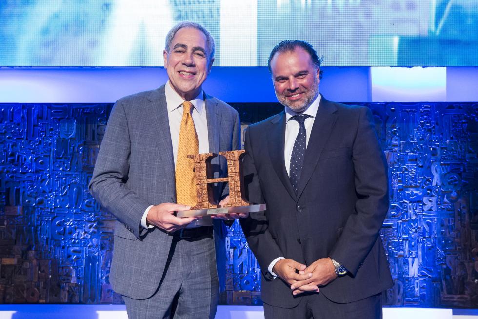 Michael Golden, con el Premio Antonio Mompeón, y Fernando de Yarza López-Madrazo.