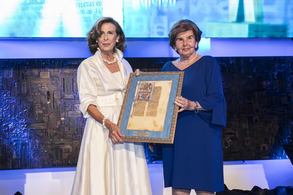 Nati Cañada, a la izquierda, recibiendo el premio de manos de Pilar de Yarza.