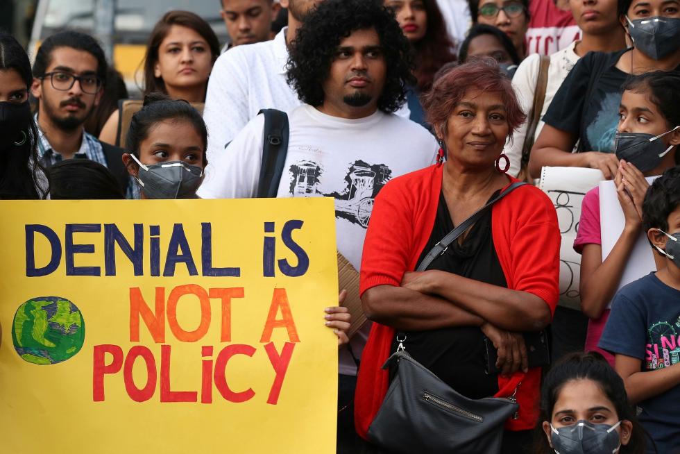 Bangalore (India), 20/09/2019.- Indian students and members of different non-governmental organistation hold posters and wear protective mask, as they take part in a strike day to protest climate change in Bangalore, India, 20 September 2019. Millions of people around the world are taking part in protests demanding action on climate issues. The Global Strike For Climate is being held only days ahead of the scheduled United Nations Climate Change Summit in New York. (Protestas, Nueva York) EFE/EPA/JAGADEESH NV People take part in Global Climate protest in Bangalore