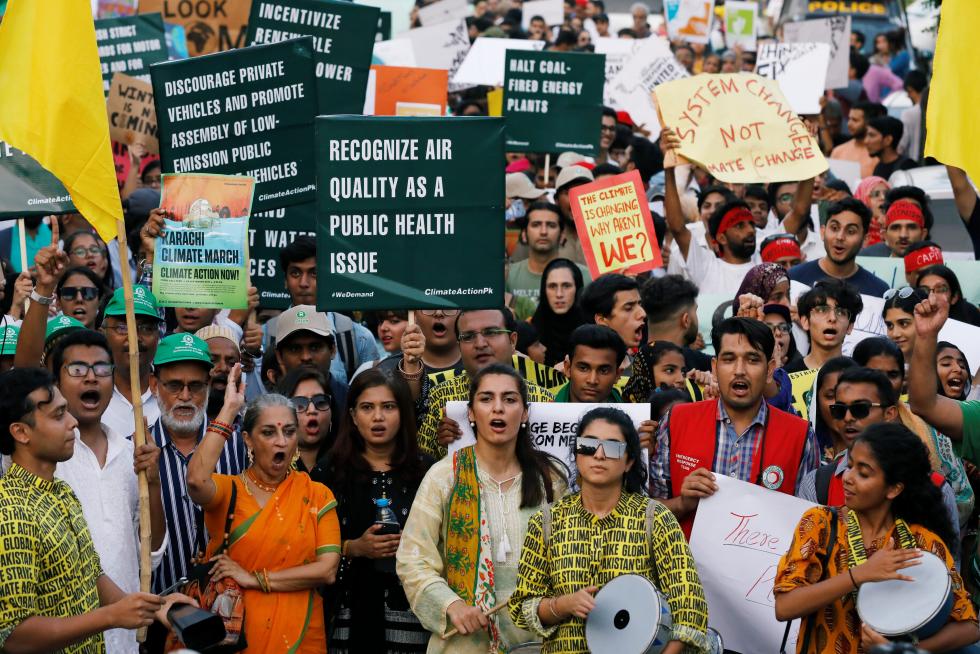 Bangalore (India), 20/09/2019.- Indian students and members of different non-governmental organistation hold posters and wear protective mask, as they take part in a strike day to protest climate change in Bangalore, India, 20 September 2019. Millions of people around the world are taking part in protests demanding action on climate issues. The Global Strike For Climate is being held only days ahead of the scheduled United Nations Climate Change Summit in New York. (Protestas, Nueva York) EFE/EPA/JAGADEESH NV People take part in Global Climate protest in Bangalore