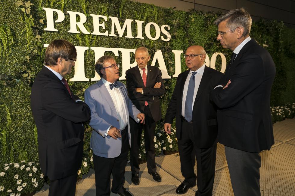 Prensa, ciencia e instituciones. Miguel Ángel Liso (director de medios de HENNEO), Ángel Dolado (Justicia de Aragón), Luis Oro (científico), Honorio Romero (notario) y Mikel Iturbe (director de HERALDO).