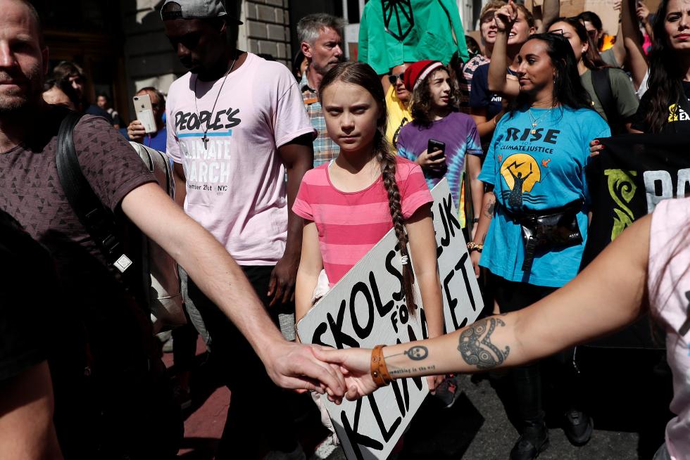 Mumbai (India), 20/09/2019.- Indian activists and students gather for a protest against climate change in Mumbai, India, 20 September 2019. Millions of people around the world are taking part in protests demanding an action on climate issues. The Global Strike For Climate is being held only days ahead of the scheduled United Nations Climate Change Summit in New York. (Protestas, Nueva York) EFE/EPA/DIVYAKANT SOLANKI Protest against climate change in Mumbai