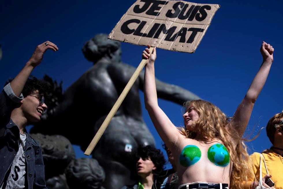 Mumbai (India), 20/09/2019.- Indian activists and students gather for a protest against climate change in Mumbai, India, 20 September 2019. Millions of people around the world are taking part in protests demanding an action on climate issues. The Global Strike For Climate is being held only days ahead of the scheduled United Nations Climate Change Summit in New York. (Protestas, Nueva York) EFE/EPA/DIVYAKANT SOLANKI Protest against climate change in Mumbai