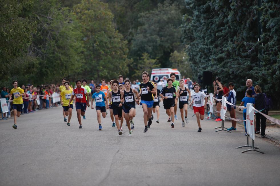 La Carrera de la Infancia de Zaragoza ha celebrado este domingo su decimocuarta edición con la participación de más de 1.100 niños en el Parque José Antonio Labordeta.