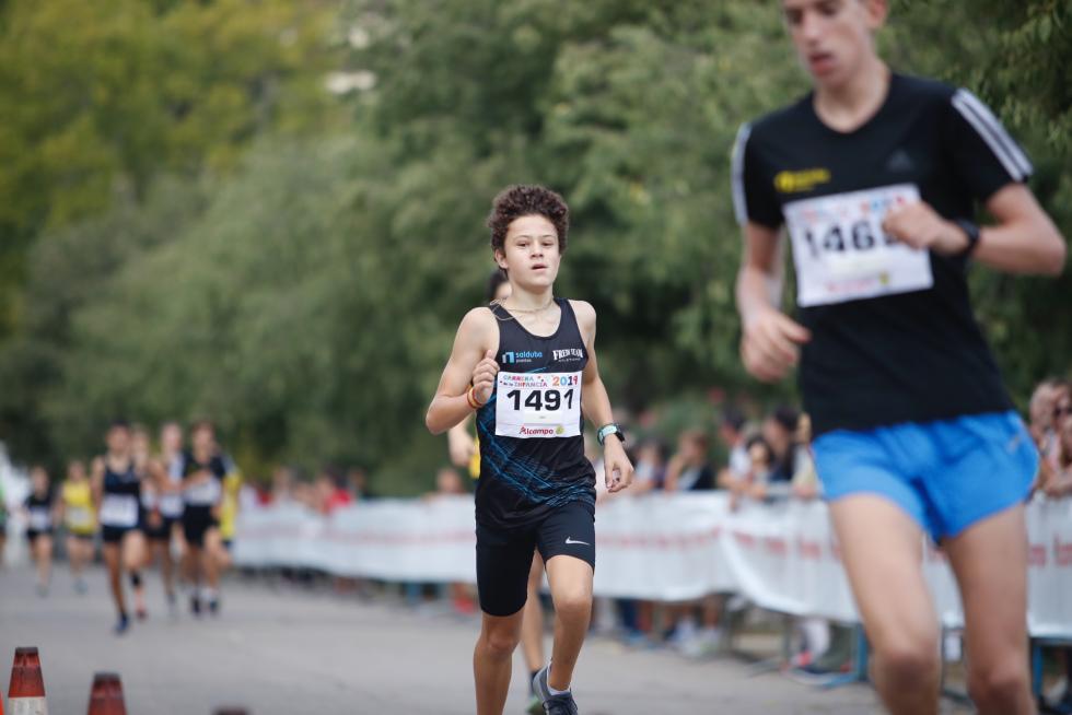 La Carrera de la Infancia de Zaragoza ha celebrado este domingo su decimocuarta edición con la participación de más de 1.100 niños en el Parque José Antonio Labordeta.
