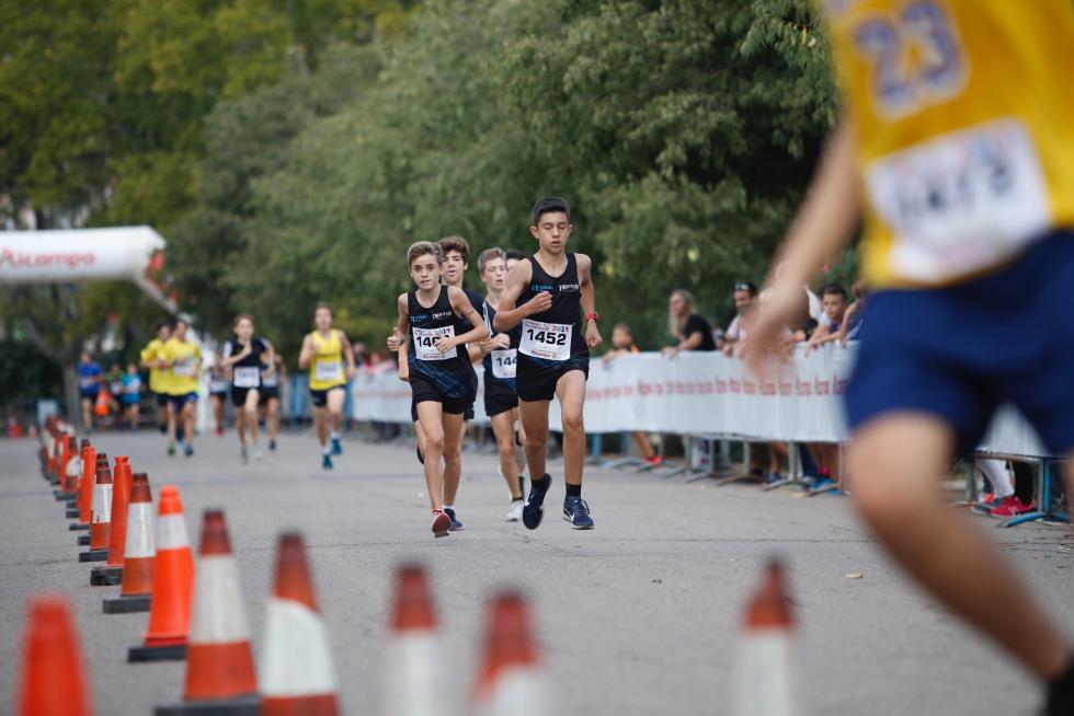 La Carrera de la Infancia de Zaragoza ha celebrado este domingo su decimocuarta edición con la participación de más de 1.100 niños en el Parque José Antonio Labordeta.