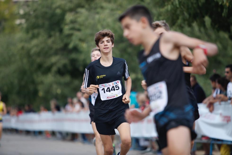 La Carrera de la Infancia de Zaragoza ha celebrado este domingo su decimocuarta edición con la participación de más de 1.100 niños en el Parque José Antonio Labordeta.
