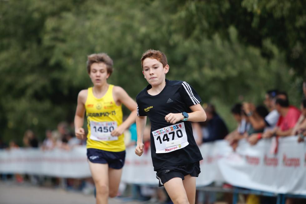 La Carrera de la Infancia de Zaragoza ha celebrado este domingo su decimocuarta edición con la participación de más de 1.100 niños en el Parque José Antonio Labordeta.