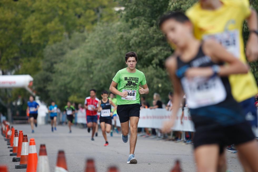 La Carrera de la Infancia de Zaragoza ha celebrado este domingo su decimocuarta edición con la participación de más de 1.100 niños en el Parque José Antonio Labordeta.