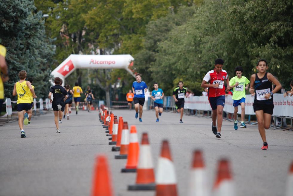 La Carrera de la Infancia de Zaragoza ha celebrado este domingo su decimocuarta edición con la participación de más de 1.100 niños en el Parque José Antonio Labordeta.