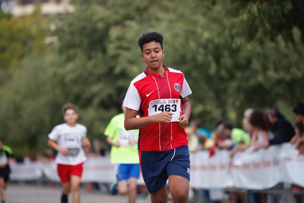 La Carrera de la Infancia de Zaragoza ha celebrado este domingo su decimocuarta edición con la participación de más de 1.100 niños en el Parque José Antonio Labordeta.