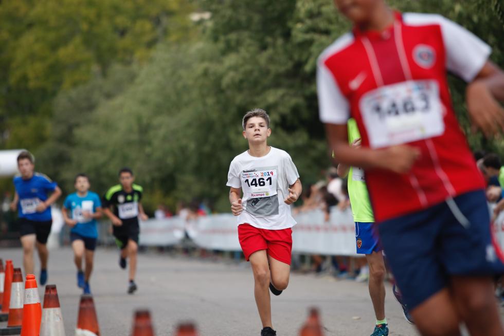 La Carrera de la Infancia de Zaragoza ha celebrado este domingo su decimocuarta edición con la participación de más de 1.100 niños en el Parque José Antonio Labordeta.