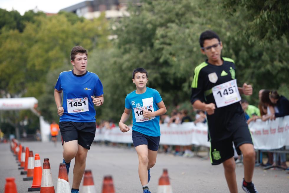 La Carrera de la Infancia de Zaragoza ha celebrado este domingo su decimocuarta edición con la participación de más de 1.100 niños en el Parque José Antonio Labordeta.
