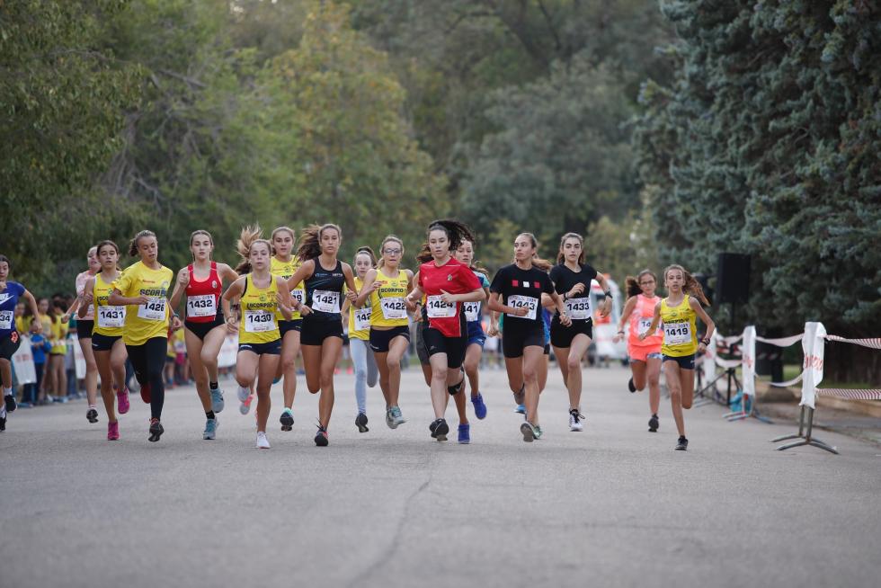 La Carrera de la Infancia de Zaragoza ha celebrado este domingo su decimocuarta edición con la participación de más de 1.100 niños en el Parque José Antonio Labordeta.