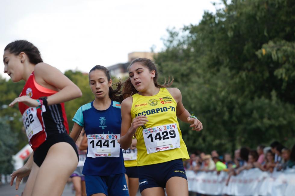 La Carrera de la Infancia de Zaragoza ha celebrado este domingo su decimocuarta edición con la participación de más de 1.100 niños en el Parque José Antonio Labordeta.